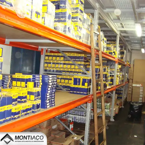 Prateleiras aço para uso industrial